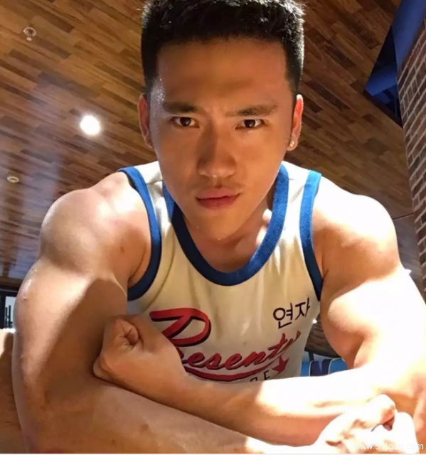 185帅气鲜肉健身私教，用满满的肌肉和大长腿撩你没商量！ - 51虹马