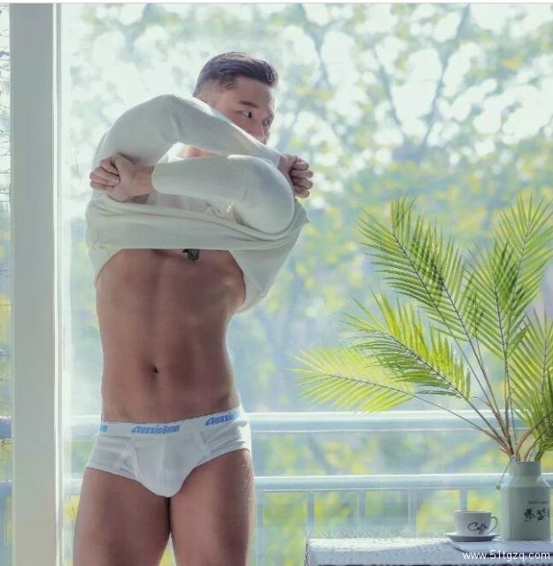 泳裤都快撑爆了，这位韩国肌肉帅哥实力不俗！ - 51虹马