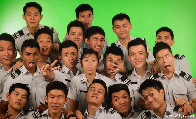 是男模也是飞行员！脱下衣服接受冰水挑战，身材不要太撩人！ - 51虹马