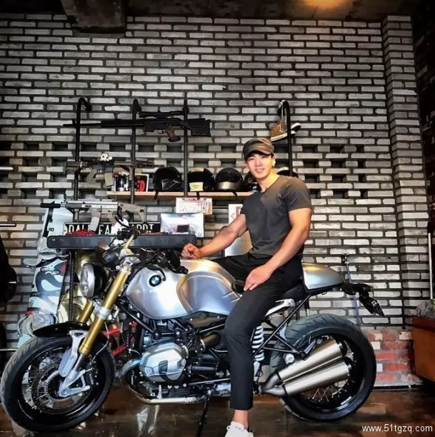 正装Play的大长腿帅气直男，脱掉衣服后腹肌人鱼线，让网友疯狂打Call！ - 51虹马