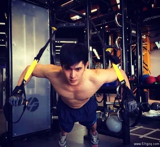 靠六块腹肌毁掉童年的肌肉版哆啦A梦，又拍写真啦！ - 51虹马