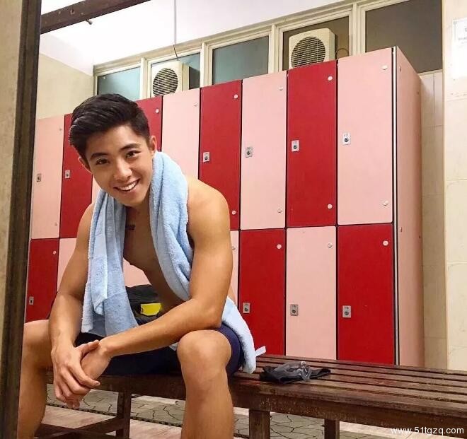 看点∣原味小鲜肉自带美颜效果，超高颜值六块腹肌，嫩的让你上瘾！ - 51虹马