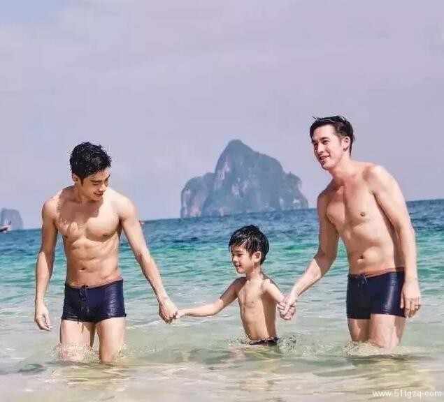 帅“爸爸”运动小短裤下果然藏着巨物 - 51虹马