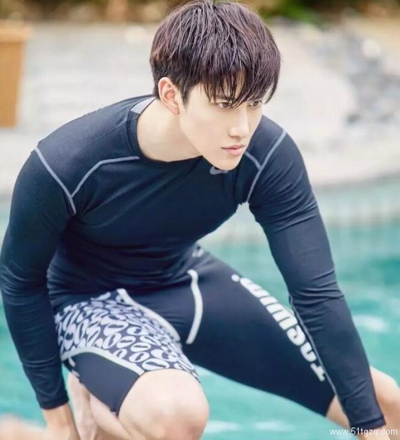 看点∣赵薇黄晓明都忍不住夸他帅！八块腹肌狗粮小鲜肉，暖男属性秒杀全场！ - 51虹马