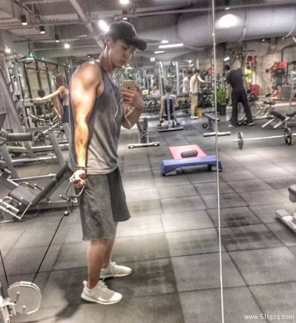 小鲜肉健身男神，人鱼线倒三角，这里有个超级好看的运动小哥等你查收! - 51虹马