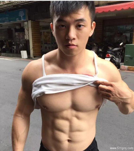 台湾网红直男体育生肌肉写真，身材堪比男模！ - 51虹马