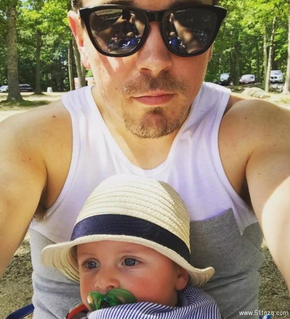 美帝夫夫超幸运 通过代孕即将迎来三胞胎 四个孩子养的过来吗!!! - 51虹马