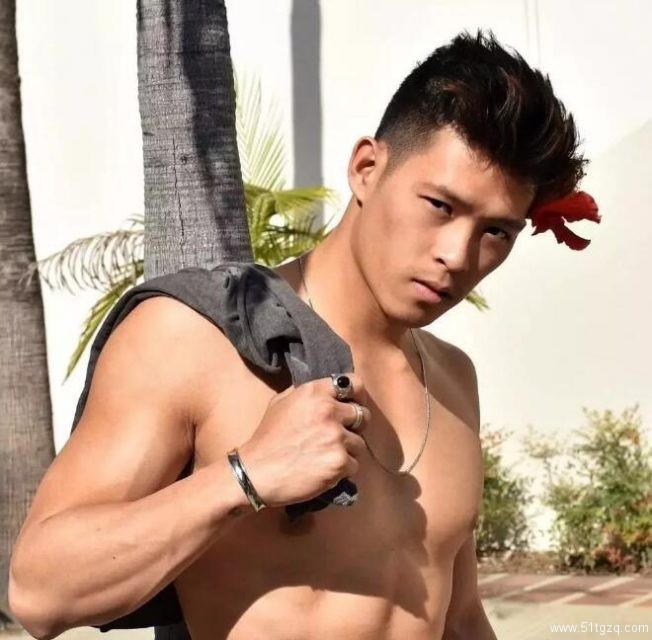 肌肉男都是作弊器，95后小鲜肉胸腹肌健壮又完美，这样的男人才是人生赢家！ - 51虹马