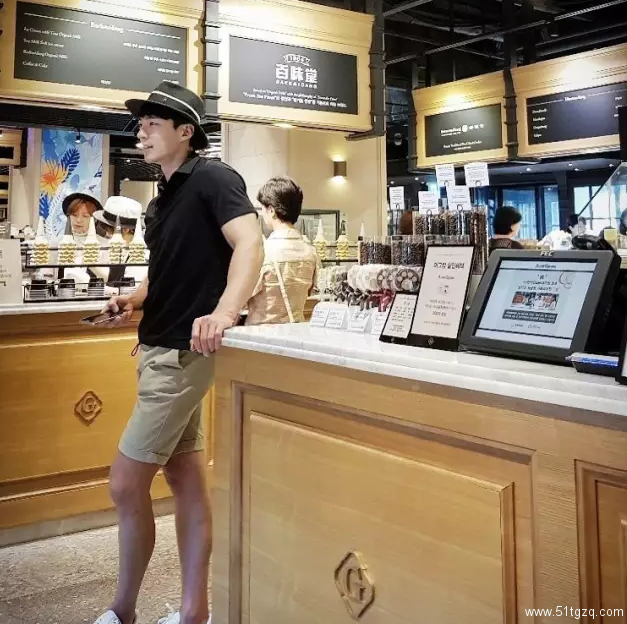 正装Play的大长腿帅气直男，脱掉衣服后腹肌人鱼线，让网友疯狂打Call！ - 51虹马