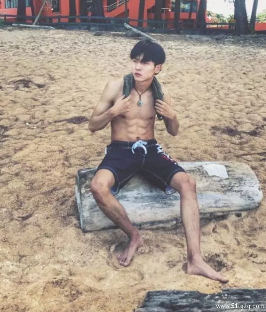 1米88运动型腹肌男生，高颜值大长腿！ - 51虹马