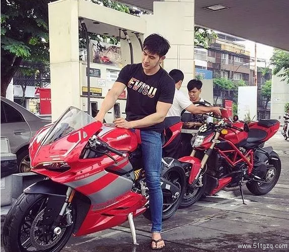 靠六块腹肌毁掉童年的肌肉版哆啦A梦，又拍写真啦！ - 51虹马