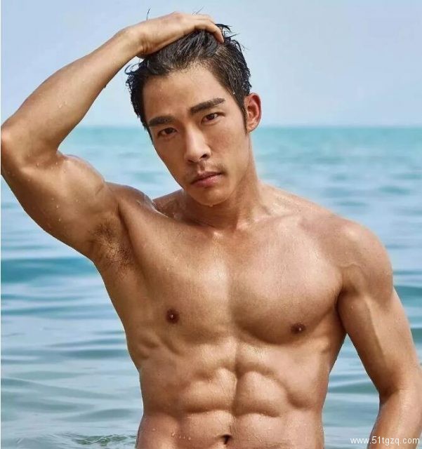 帅“爸爸”运动小短裤下果然藏着巨物 - 51虹马