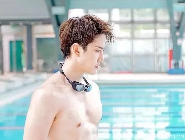 看点∣赵薇黄晓明都忍不住夸他帅！八块腹肌狗粮小鲜肉，暖男属性秒杀全场！ - 51虹马