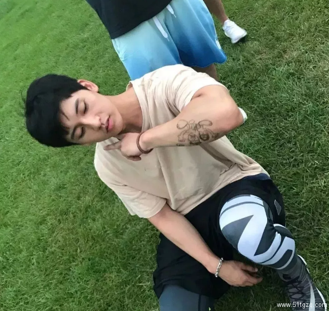 小鲜肉健身男神，人鱼线倒三角，这里有个超级好看的运动小哥等你查收! - 51虹马