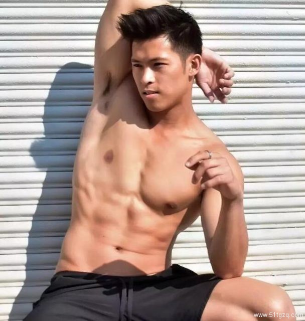 肌肉男都是作弊器，95后小鲜肉胸腹肌健壮又完美，这样的男人才是人生赢家！ - 51虹马