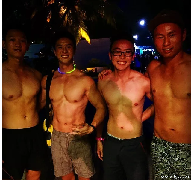 是男模也是飞行员！脱下衣服接受冰水挑战，身材不要太撩人！ - 51虹马