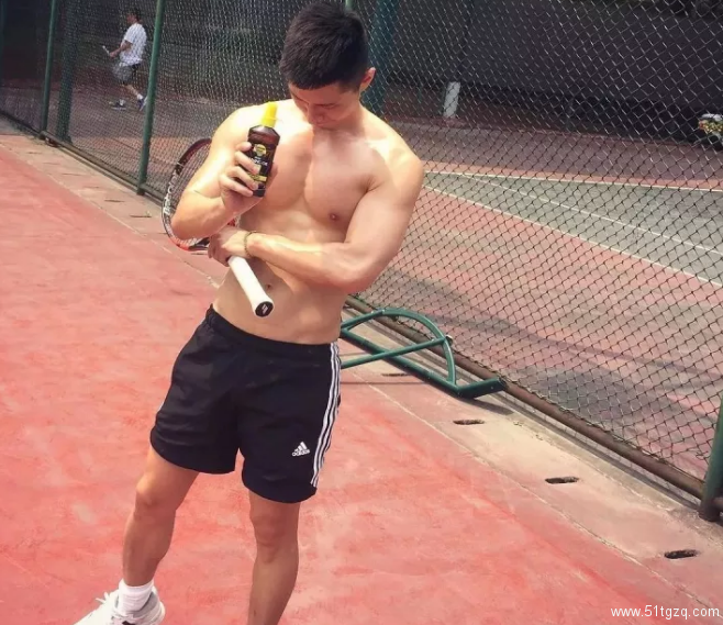 极品运动系肌肉男神，在社交软件里用完美身材疯狂撩粉！ - 51虹马