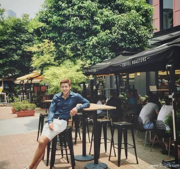 正装Play的大长腿帅气直男，脱掉衣服后腹肌人鱼线，让网友疯狂打Call！ - 51虹马