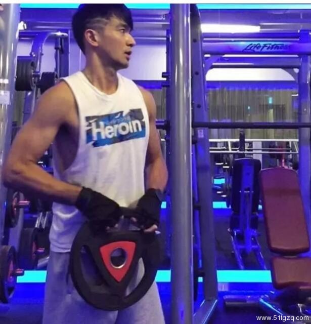 熟男酒保的正装Play，小编醉了！！ - 51虹马