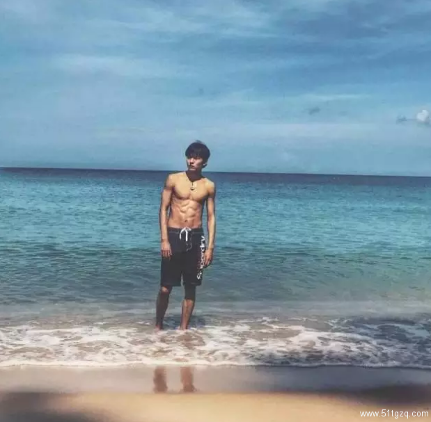 1米88运动型腹肌男生，高颜值大长腿！ - 51虹马