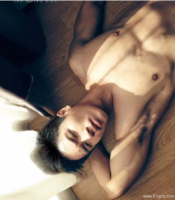 大胸翘臀男模照，实在太火辣了！ - 51虹马