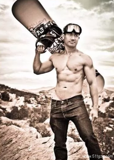 杜达雄男模又下海了，老当益壮的熟男魅力。 - 51虹马