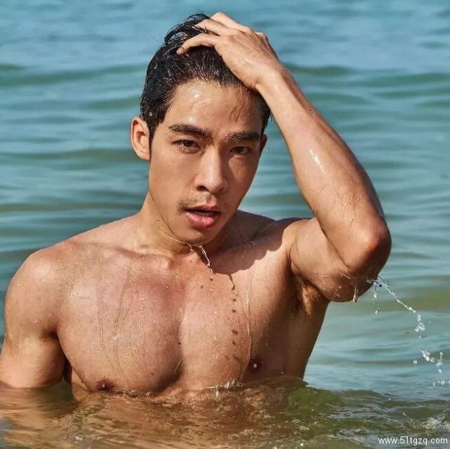 帅“爸爸”运动小短裤下果然藏着巨物 - 51虹马