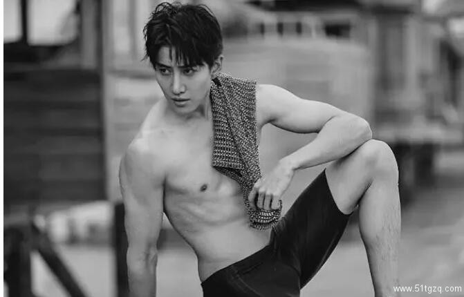 看点∣赵薇黄晓明都忍不住夸他帅！八块腹肌狗粮小鲜肉，暖男属性秒杀全场！ - 51虹马