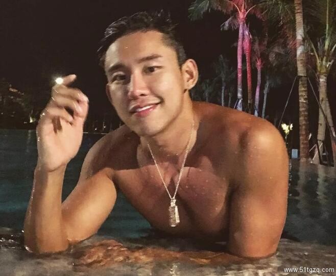 泳裤都快撑爆了，这位韩国肌肉帅哥实力不俗！ - 51虹马