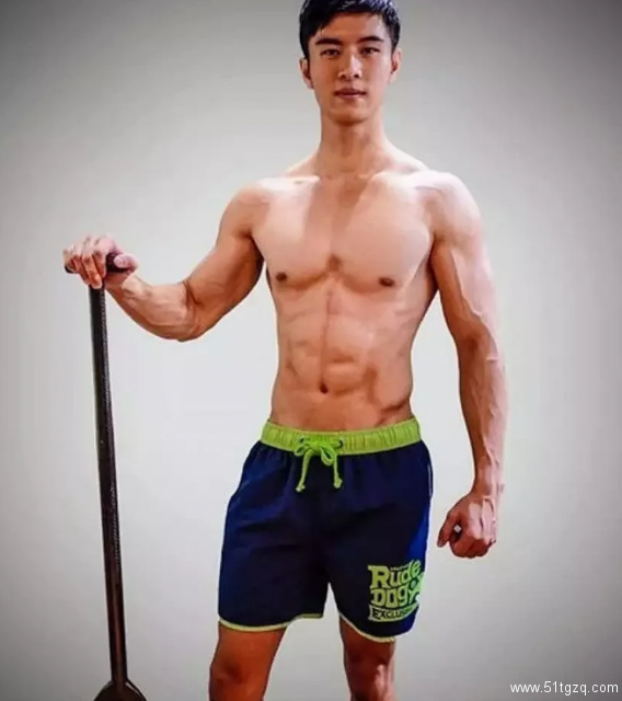 是男模也是飞行员！脱下衣服接受冰水挑战，身材不要太撩人！ - 51虹马