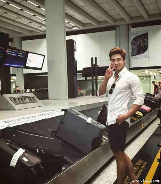 正装Play的大长腿帅气直男，脱掉衣服后腹肌人鱼线，让网友疯狂打Call！ - 51虹马