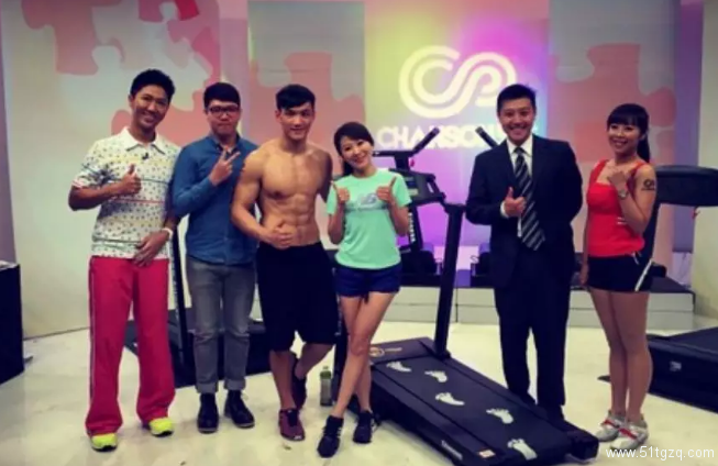 被摄影师宠爱的筋肉大帅哥，是他！ - 51虹马