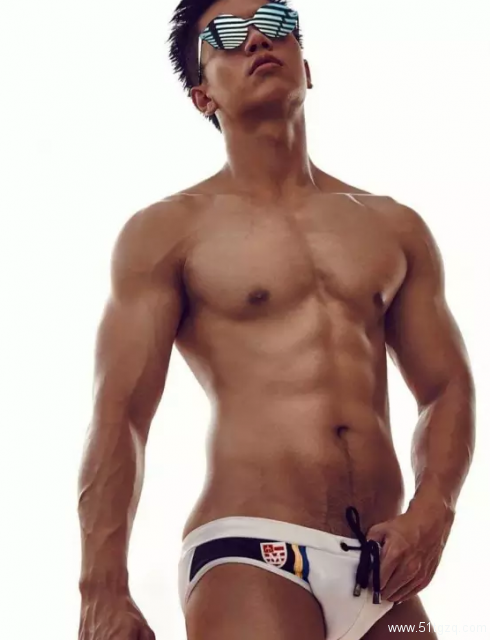 大胸翘臀男模照，实在太火辣了！ - 51虹马