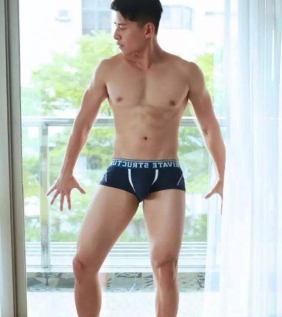 台湾天菜写真书被疯抢，难道是身怀巨物惹的祸？ - 51虹马