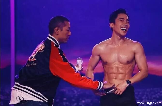 帅“爸爸”运动小短裤下果然藏着巨物 - 51虹马