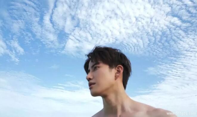 看点∣赵薇黄晓明都忍不住夸他帅！八块腹肌狗粮小鲜肉，暖男属性秒杀全场！ - 51虹马