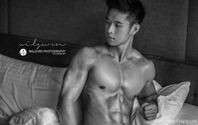 是男模也是飞行员！脱下衣服接受冰水挑战，身材不要太撩人！ - 51虹马