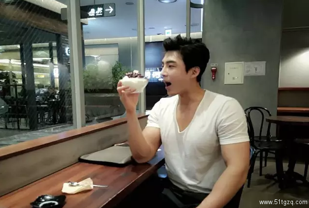 正装Play的大长腿帅气直男，脱掉衣服后腹肌人鱼线，让网友疯狂打Call！ - 51虹马