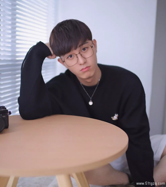 帅哥∣五官俊秀的男生就没有颜值不在线的时候，你缺这样一个学长吗？－－赵星宇 - 51虹马