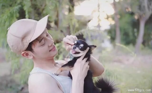 看点∣自带美颜效果的白嫩帅气小鲜肉，除了颜值还有可口的身材！ - 51虹马