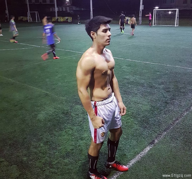 球裤太小丁丁太大？足球帅哥以前原来这么丑！ - 51虹马