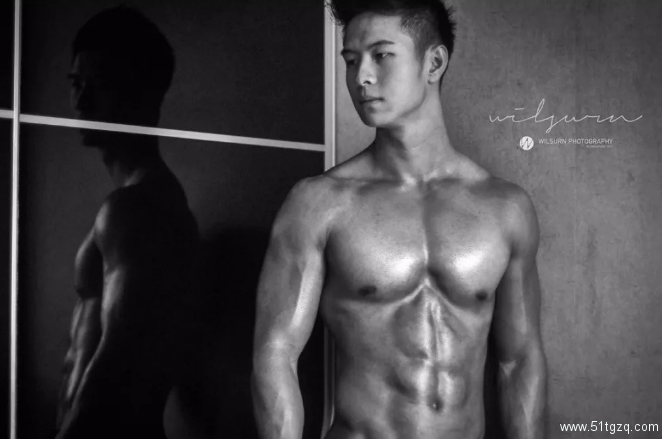 是男模也是飞行员！脱下衣服接受冰水挑战，身材不要太撩人！ - 51虹马