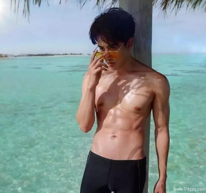 看点∣赵薇黄晓明都忍不住夸他帅！八块腹肌狗粮小鲜肉，暖男属性秒杀全场！ - 51虹马