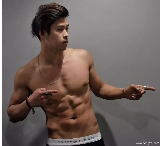 肌肉男都是作弊器，95后小鲜肉胸腹肌健壮又完美，这样的男人才是人生赢家！ - 51虹马