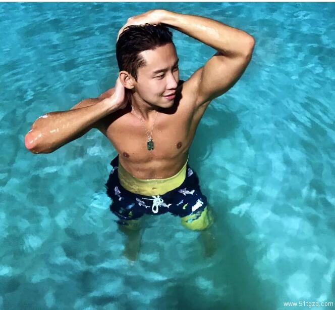 泳裤都快撑爆了，这位韩国肌肉帅哥实力不俗！ - 51虹马