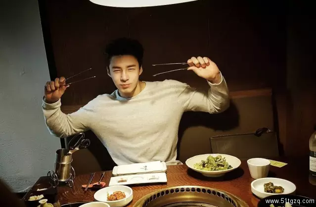 正装Play的大长腿帅气直男，脱掉衣服后腹肌人鱼线，让网友疯狂打Call！ - 51虹马