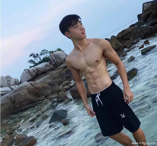 看点∣原味小鲜肉自带美颜效果，超高颜值六块腹肌，嫩的让你上瘾！ - 51虹马