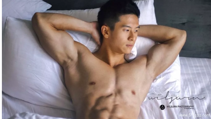 是男模也是飞行员！脱下衣服接受冰水挑战，身材不要太撩人！ - 51虹马