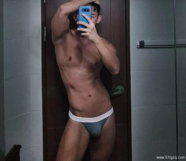 泳裤都快撑爆了，这位韩国肌肉帅哥实力不俗！ - 51虹马