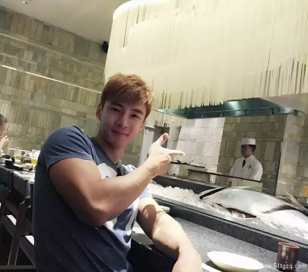 正装Play的大长腿帅气直男，脱掉衣服后腹肌人鱼线，让网友疯狂打Call！ - 51虹马